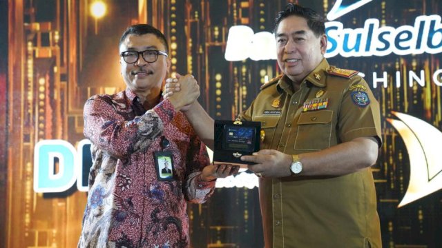 Sekertaris Daerah Provinsi Sulsel, Abdul Hayat Gani bersama Plt Direktur Utama (Dirut) Bank Sulselbar, Yulis Suandi, meresmikan dua inovasi terbaru PT Bank Sulawesi Selatan dan Sulawesi Barat (Sulselbar)./IST
