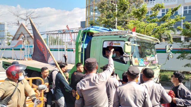  Aliansi Gerakan Mahasiswa Bersatu (GMB) melakukan aksi unjuk rasa di ruas Jalan Sultan Alauddin, Kota Makassar, Sulawesi Selatan (Sulsel), Senin (29/8/2022) siang. Massa terlihat tampak cekcok dengan sopit truk(Portal Media/Reza)