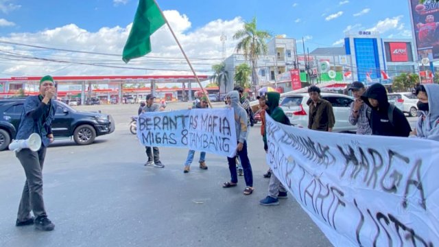 Himpunan Mahasiswa Islam (HMI) Cabang Makassar Timur (Maktim) mendesak pemerintah menurunkan harga Bahan Bakar Minyak (BBM) bersubsidi dan Tarif Dasar Listrik(TDL) melalai aksi unjuk rasa/IST