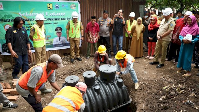 Bupati Bantaeng, Ilham Azikin melakukan peletakan batu pertama pembangunan jamban sehat ini di Desa Mappilawing, Kecamatan Eremerasa, Senin, 29 Agustus 2022/IST