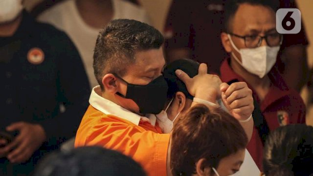 Ferdy Sambo dan istri saat melakukan adegan rekonstruksi pembunuhan Brigadir J. Foto: ist