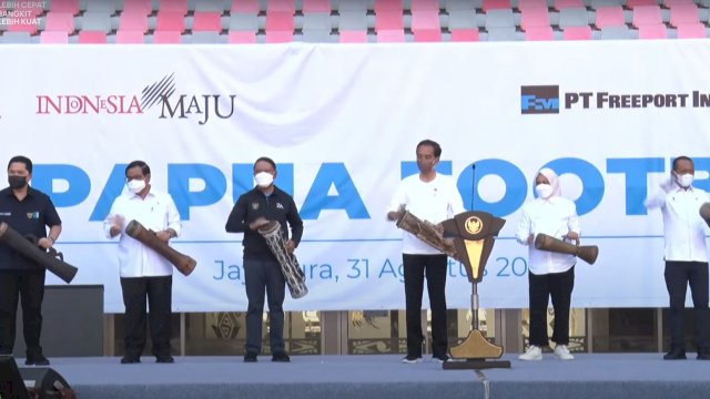 Presiden Jokowi meluncurkan Papua Football Academy (PFA) di Stadion Lukas Enembe, Kabupaten Jayapura, Papua, Rabu (31/08/2022).  