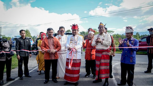 Gubernur Sulawesi Selatan, Andi Sudirman Sulaiman meresmikan ruas Batupapan - Bandara Pongtiku - Batas Toraja Utara di Kabupaten Tana Toraja/IST