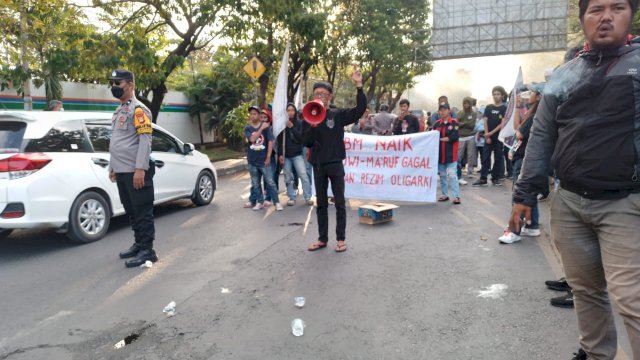 Aksi demonstrasi mahasiswa menolak kenaikan harga BBM, Rabu 31 Agustus 2022 di Jalan Sultan Alauddin Makassar (Portal Media/Reza) 
