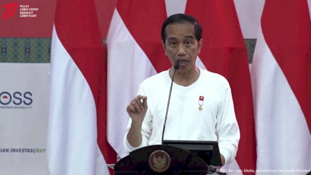 Presiden Jokowi serahkan NIB bagi pelaku UMK perseorangan, di GOR Toware, Kabupaten Jayapura, Papua, Rabu (31/08/2022). Foto: dok
