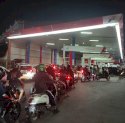 Antrean Kendaraan Mengular di Penghujung Waktu Kenaikan BBM,  SPBU Dijaga Ketat Aparat