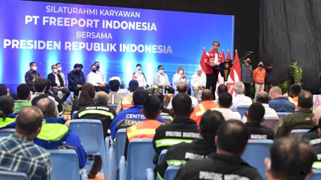 Presiden Jokowi berdialog dengan karyawan PT Freeport Indonesia, di Papua, Rabu (31/08/2022). (Foto: BPMI Setpres)