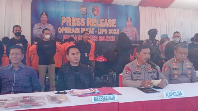 Kapolda Sulsel, Irjen Pol Nana Sudjana didampingi Dirkrimum Polda Sulsel, Kombes Jamalauddin Farti saat ekspose di Mapolda Sulsel.&nbsp; (Ist)