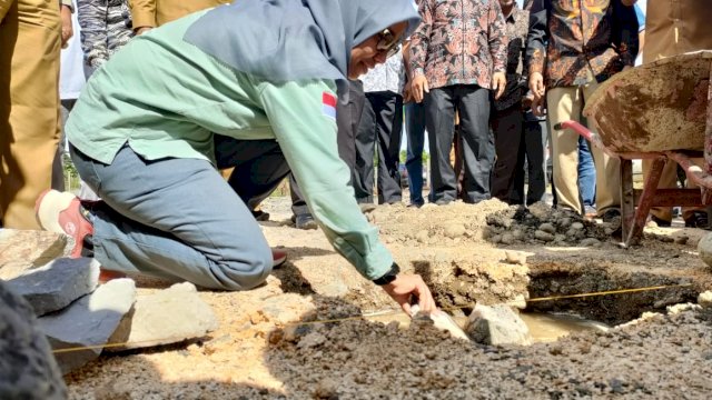 Wakil Bupati Morowali, Najamudin didampingi manajemen PT Vale Indonesia Tbk melakukan peletakan batu pertama pembangunan Ruang Kelas Baru (RKB) Madrasah Ibtidaiyah (MI) Al-Khairaat di Desa Kolono, Kecamatan Bungku Timur, Kabupaten Morowali pada Senin (29/08/2022)/IST