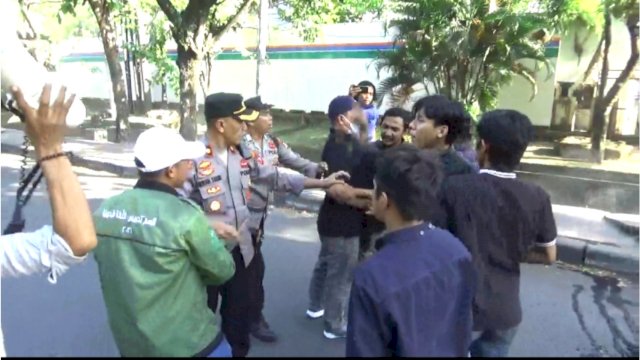 Ketegangan antara polisi dan mahasiswa saat aksi demonstrasi di Jalan Sultan Alauddin, Kamis (1/9/2022) sore tadi. Foto: PORTALMEDIA/reza