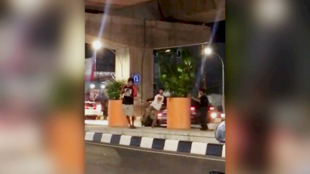 Potongan video yang beredar seorang ODGJ dianiaya hingga tertabrak motor. Foto: ist