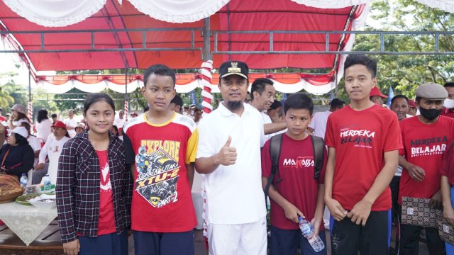 Gubernur Sulawesi Selatan(Sulsel), Andi Sudirman Sulaiman memberi perhatian khusus kepada pelajar yatim piatu yang ada di Toraja, dengan memberikan tabungan, Jumat 2 September 2022/IST