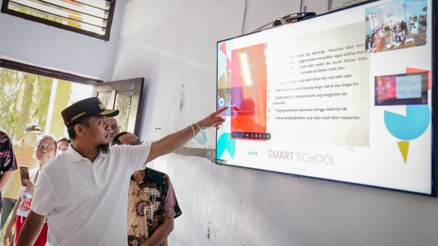 Gubernur Sulawesi Selatan, Andi Sudirman Sulaiman meninjau proses pembelajaran Smart School di SMAN 5 Tana Toraja, Makale, Kamis 1 September 2022/IST