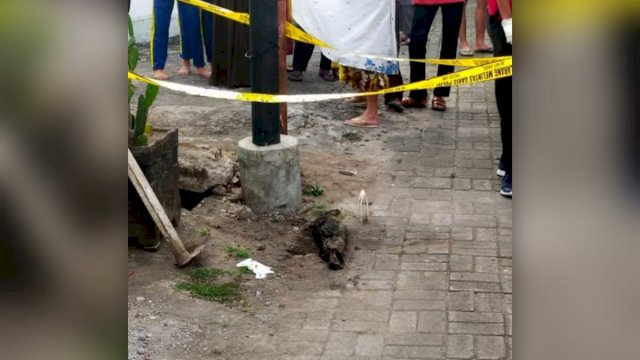 Jasad bayi yang ditemukan warga dengan kondisi terbungkus kain batik. Foto: ist