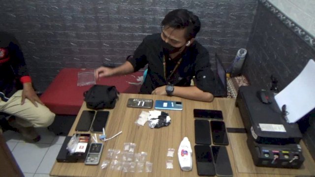 Sejumlah barang bukti sabu serta timbangan yang diamankan polisi. Foto: ist