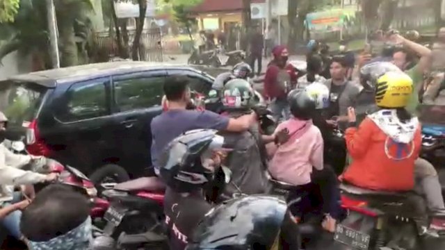 Kericuhan massa aksi HMI yang memukuli pengendara atau pengguna jalan. Aksi digelar sebagai protes rencana kenaikan BBM oleh pemerintah. Foto: dok