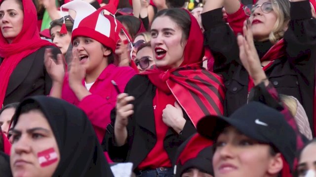 Perempuan di Iran Akhirnya Diizinkan Nonton Pertandingan Sepakbola Setelah 43 Tahun Dilarang