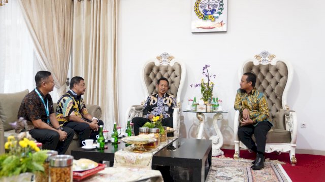 
General Manager PLN (Persero) Unit Induk Wilayah Sulawesi Selatan, Sulawesi Tenggara, dan Sulawesi Barat yang baru Moch. Andy Adchaminoerdin dalam kunjungannya ke Rumah Jabatan Wakil Gubernur Sulsel, Jalan Yusuf Daeng Ngawing, Jumat, 2 September 2022, meminta kesediaan Pemprov Sulsel untuk turut mendukung sejumlah program PLN/IST