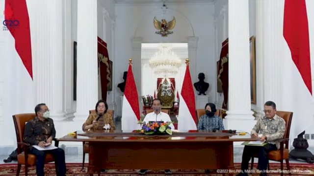 Presiden Joko Widodo bersama Menteri Kuangan Sri Mulyani, Menteri Sosial Tri Rismaharini, Menteri ESDM Arifin Tasrif melakukan konferensi pers di Istana Merdeka