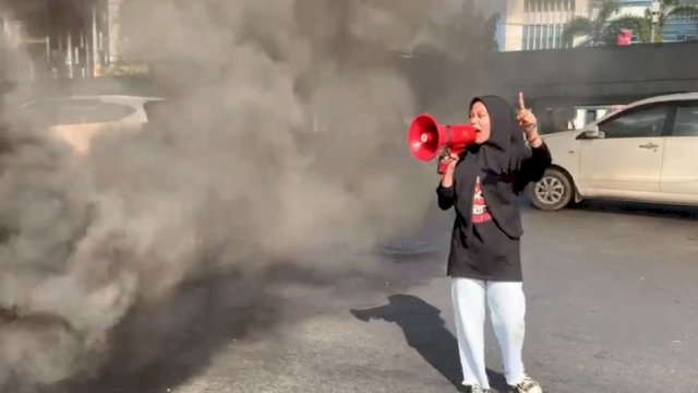Aksi unjuk rasa di depan kantor DPRD Kota Makassar, Senin (5/9/2022). Foto: PORTALMEDIA/Reza