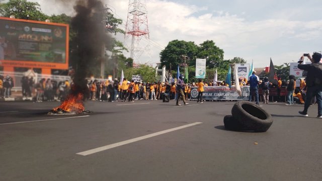 Ratusan mahasiswa UNM melakukan demonstrasi menolak kenaikan harga BBM di Jalan A P Pettarani, Makassar(Portal Media/Reza) 