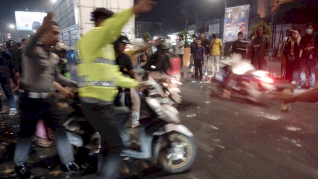 Bentrok warga dan mahasiswa UNM di Jalan AP Pettarani, Senin (5/9/2022) malam. Foto: PORTALMEDIA/reza