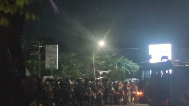 Personel Brimob diturunkan mengamankan bentrok massa aksi dan warga sekitar di Jl AP Pettarani, Senin (5/9/2022) malam. Foto: PORTALMEDIA/Al Fath