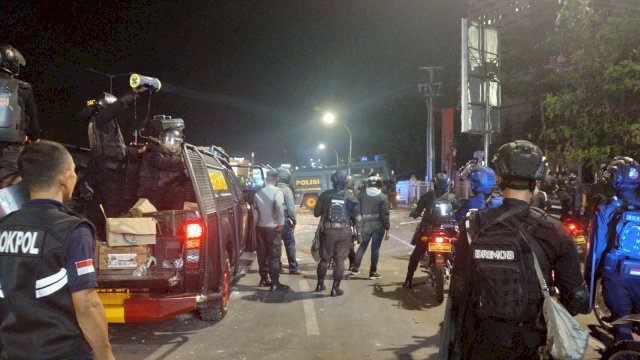 Personel Brimob diturunkan untuk menghentikan bentrok massa aksi dengan warga yang terjadi di ruas Jl AP Pettarani. Foto: PORTALMEDIA/Reza