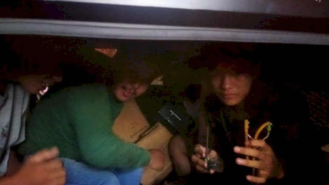 Tiga orang pendemo yang diamankan polisi. Foto: portamedia/Reza 