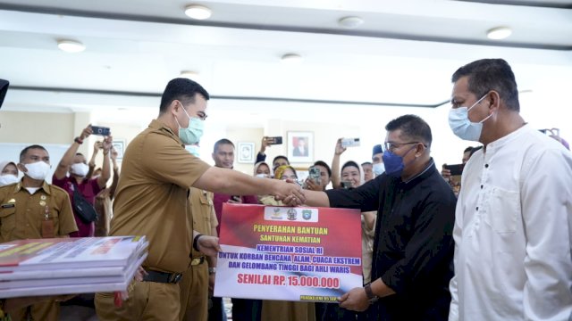 Penyerahan santunan uang dari Kemensos RI kepada ahli waris korban tenggelamnya KM Ladang Pertiwi. Foto: dok