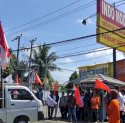 Massa Aksi Buruh Seruduk Indomode Alauddin Makassar