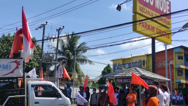 Massa dari Partai Buruh Sulsel dan gabungan organisasi serikat buruh melakukan aksi demonstrasi di Indomode Alauddin Makassar(Portal media/Al Fath)