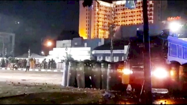 Potongan video yang memperlihatkan tameng polisi terbuka dan ada seseorang melontarkan busur ke arah mahasiswa pada saat aksi yang sempat ricuh di depan UNM, Senin (5/9/2022) malam kemarin. Foto: ist 