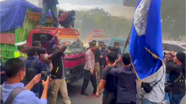 Mahasiswa yang berusaha menghentikan truk di Fly Over (ist)
