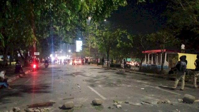 Demo BBM berlangsung ricuh di depan UMI Makassar, Rabu (7/9/2022) malam. Foto: PORTALMEDIA/Reza 