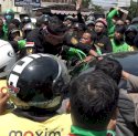 Ribuan Ojol Kepung DPRD Sulsel Tuntut Kenaikan Upah, Aksi Pukul Mobil Tak Terhindarkan