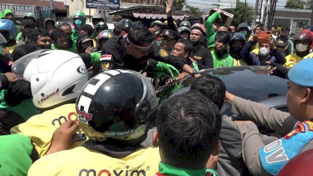 Sejumlah Ojol yang menghentikan satu unit mobil yang berusaha menerobos barikade Ojol(Portal Media/Reza)