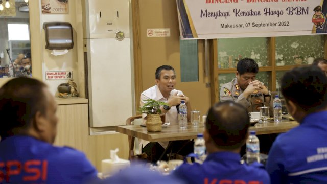 Bincang Santai Menyikapi Kenaikan Harga BBM&rdquo; yang menghadirkan narasumber yaitu, Kapolres Pelabuhan Makassar AKBP Yudi Frianto, Kepala Badan Kesatuan Bangsa dan Politik Kota Makassar Zainal Ibrahim, dan Humas PT Pertamina Regional Sulawesi Laode Syarifuddin di Cafe Daily Makassar, Rabu (7 September 2022)/IST