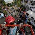 Damkar Makassar Ajak Pengunjung F8 Uji Adrenalin Lewat Rappelling