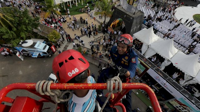 Dinas Pemadam Kebakaran di Makassar membuka kesempatan bagi pengunjung Makassar F8 untuk mencoba rappelling/IST