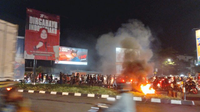 Aksi demonstrasi hingga malam hari di pertigaan Jalan Sultan Alauddin-Jalan A P Pettarani (Portal Media/Reza)
