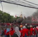 Sekitaran Unhas Macet Parah, Hujan Deras tak Halangi Mahasiswa Demo
