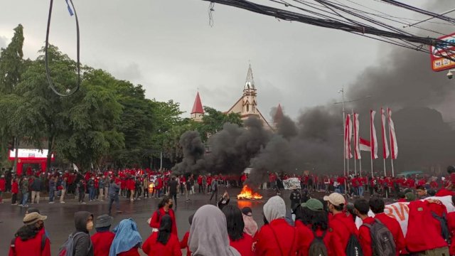 Aksi demonstrasi penolakan kebaikan BBM oleh mahasiswa Unhas, Kamis (8/9/2022). Foto: ist