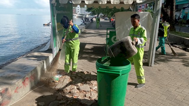 Petugas diterjunkan untuk menjaga kebersihan sekitaran Anjungan Pantai Losari selama Event F8 berlangsung/IST