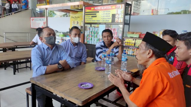 Sejumlah buruh yang bekerja di IndoMode Alauddin Makassar melakukan dialog dengan manajemen perusahaan(Portal Media/Al Fath)