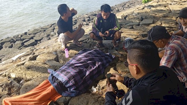 Warga saat melakukan evakuasi terhadap jasad korban. (Ist)