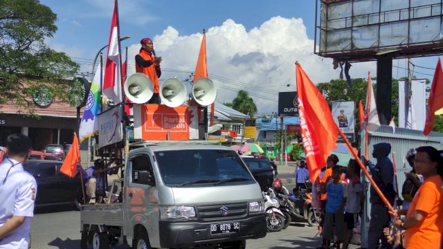 Sejumlah buruh yang tergabung dalam FSPMI Sulsel saat menggelar aksi demonstrasi di depan Indo Mode Alauddin Makassar belum lama ini/(Portal Media/Al Fath)