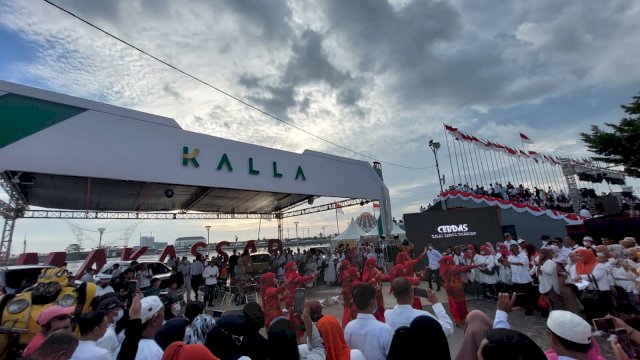 Penampilan siswa sekolah Islam Athurah dalam gelaran Makassar F8 2022. 