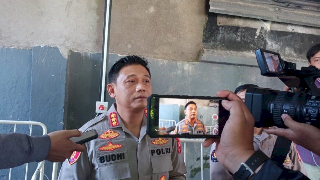 Kapolrestabes Makassar, Kombes Pol Budi Haryanto saat diwawancarai sejumlah awak media. Foto: Portalmedia/reza