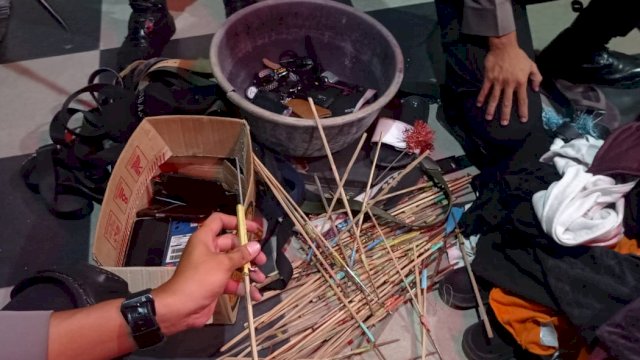 Sejumlah barang bukti senjata tajam yang diamankan dari Markas Batalyon 120. (Ist)